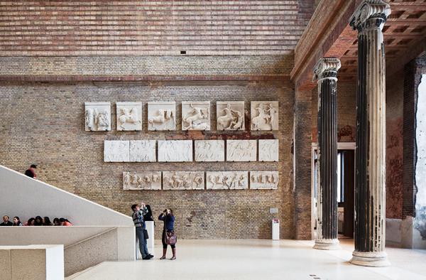 The central hall in the Neues Museum was destroyed. Historic plaster casts have been restored and repaired and a new staircase added