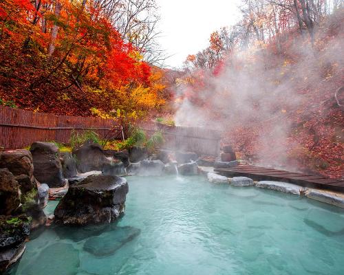 Using naturally hot waters for health and relaxation is a centuries-old passion in Japan / Shutterstock/Dpongvit