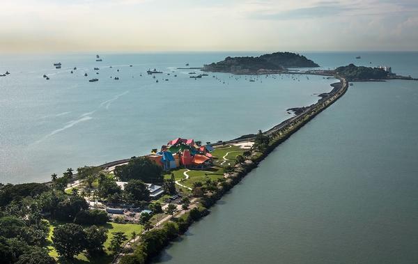 Biomuseo is located on the Amador Causeway, which unites the mainland and four small islands at the mouth of the Panama Canal’s Pacific entrance