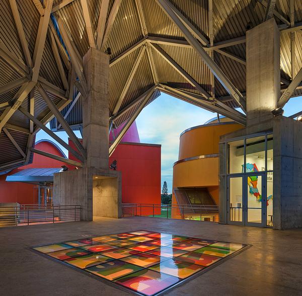 Frank Gehry’s wife is from Panama and he has strong links with the country. Bold colours have been 
used throughout the museum