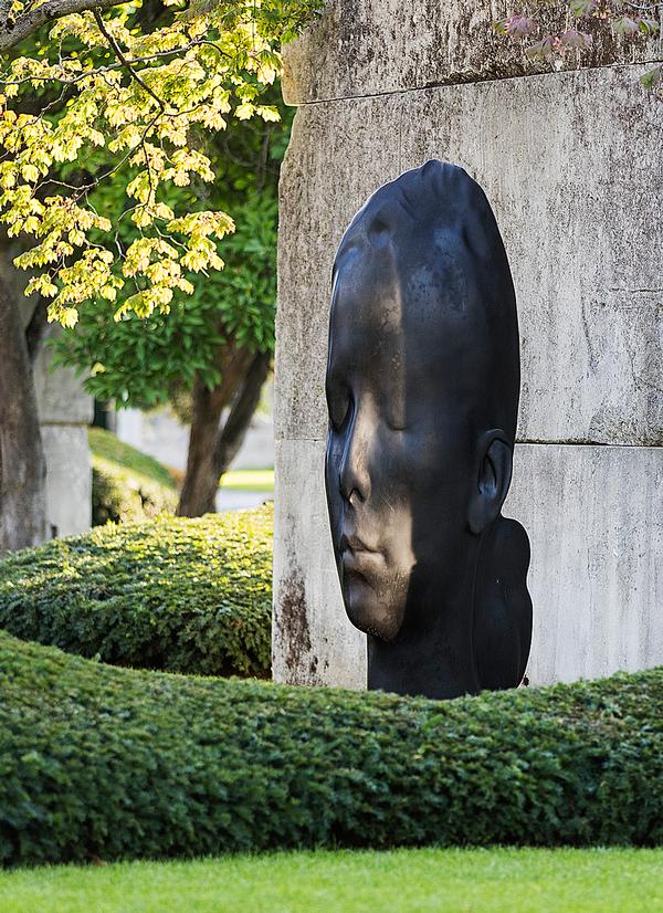 The museum includes sculptures by artists including Jaume Plensa