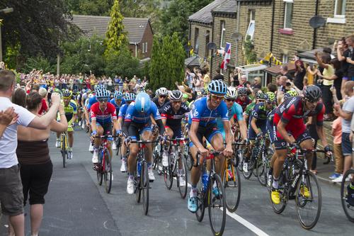 The peloton riding up Hullen Edge Lane in Yorkshire during the stage 2 of Le Tour de France 2014 / chris2766 / Shutterstock.com