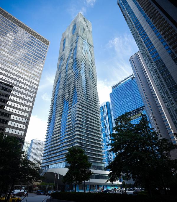 The undulating shape of Aqua Tower effectively ‘confuses’ the heavy Chicago winds, helping to stabilise the building
