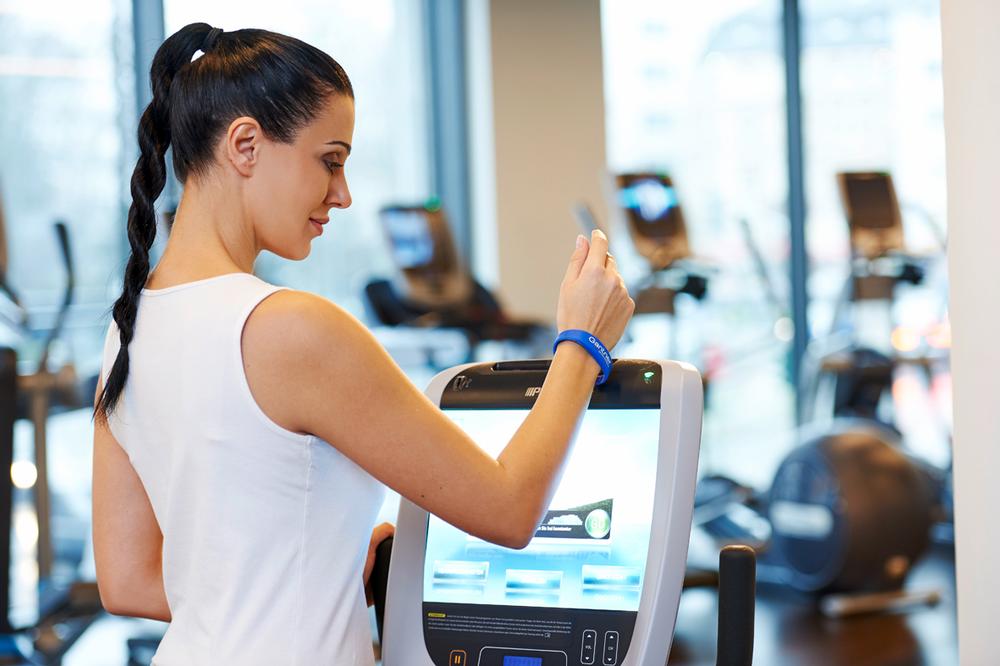 The GANTNER RFID wristband can be configured to give access to a member’s workout plan / PHOTOS: Shutterstock.com