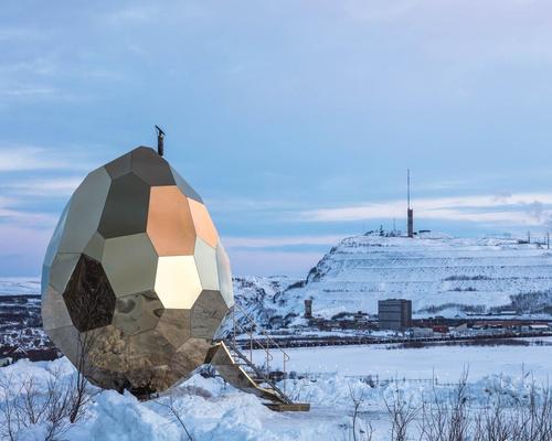 Solar Egg is made out of stainless golden mirror sheeting / Jean-Baptiste Béranger