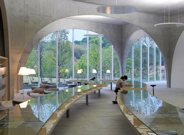 The arches were designed to create the sense that the scenery flows through the library 
