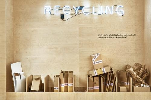 Customers can leave parcel packaging to be recycled / Riikka Kantinkoski